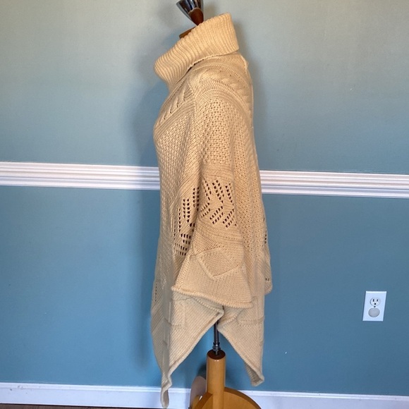 Bass Cable knit cream poncho. One size turtle neck. Fall autumn winter layers - Picture 6 of 7